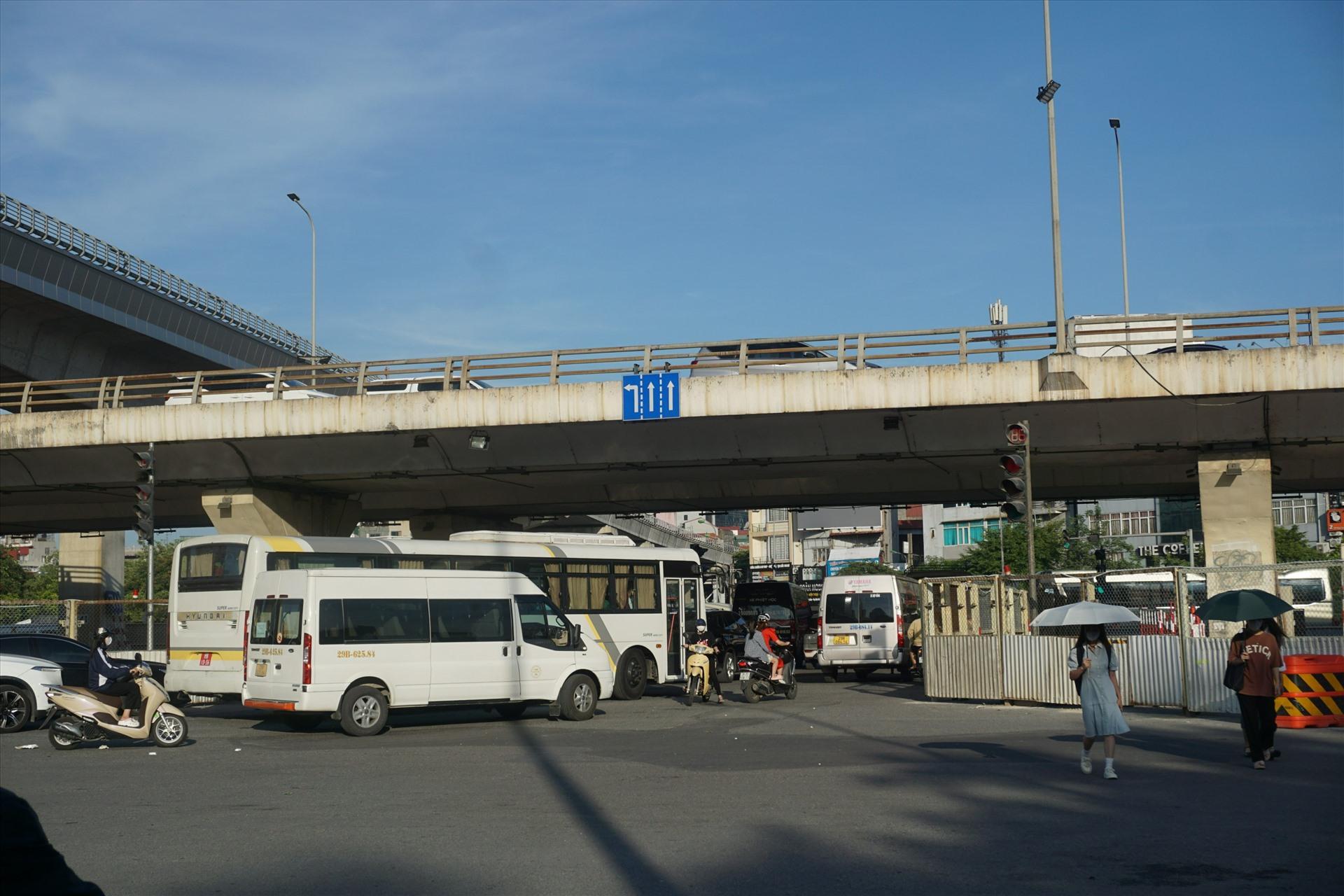 Tại ngã tư Hồ Tùng Mậu, từ sáng sớm, người dân gặp nhiều khó khăn khi di chuyển qua đây vì phần đường bị thu hẹp. Ảnh: Phương Anh