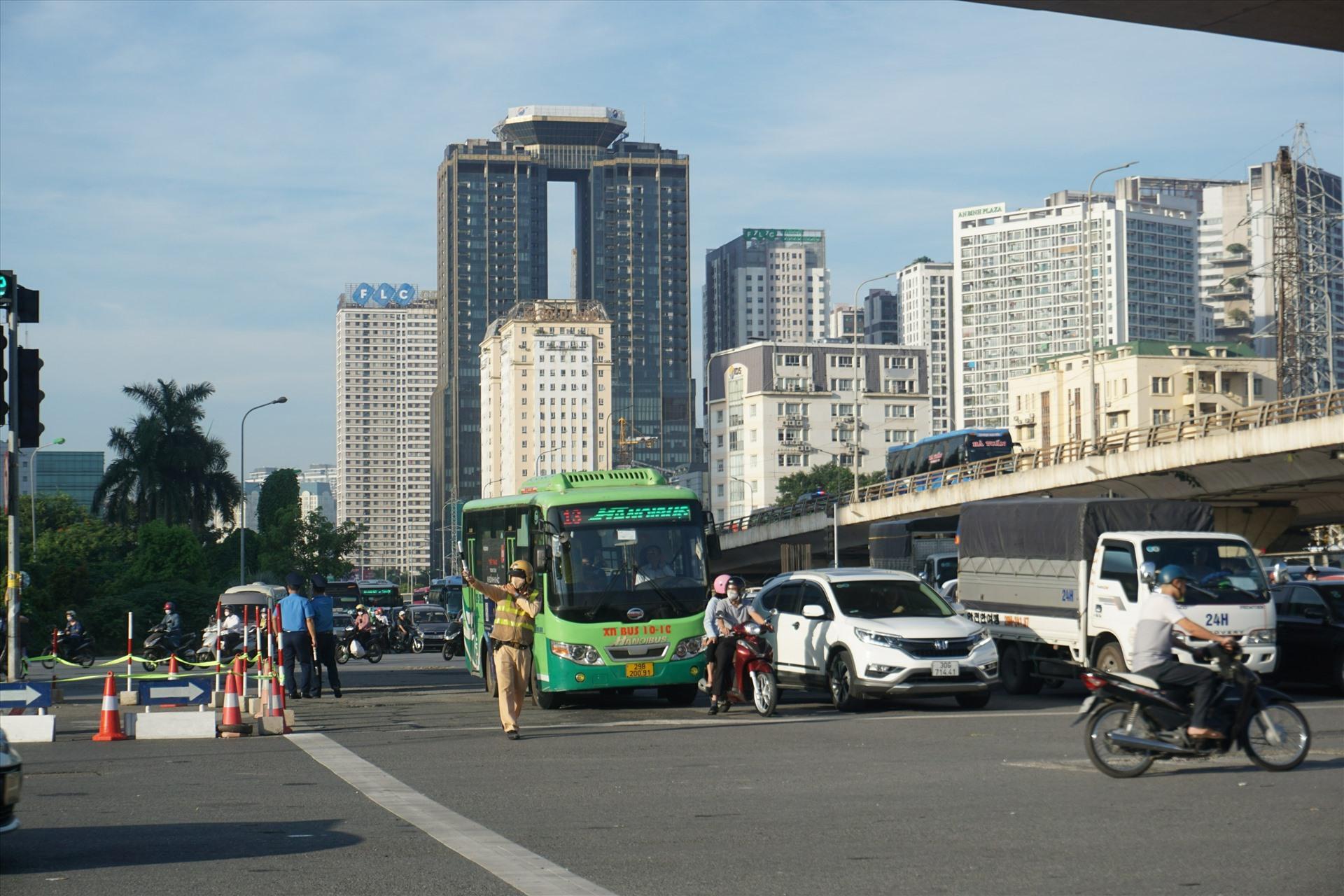 Từ 6h35, lực lượng chức năng đã có mặt để phân luồng giao thông. Ảnh: Phương Anh