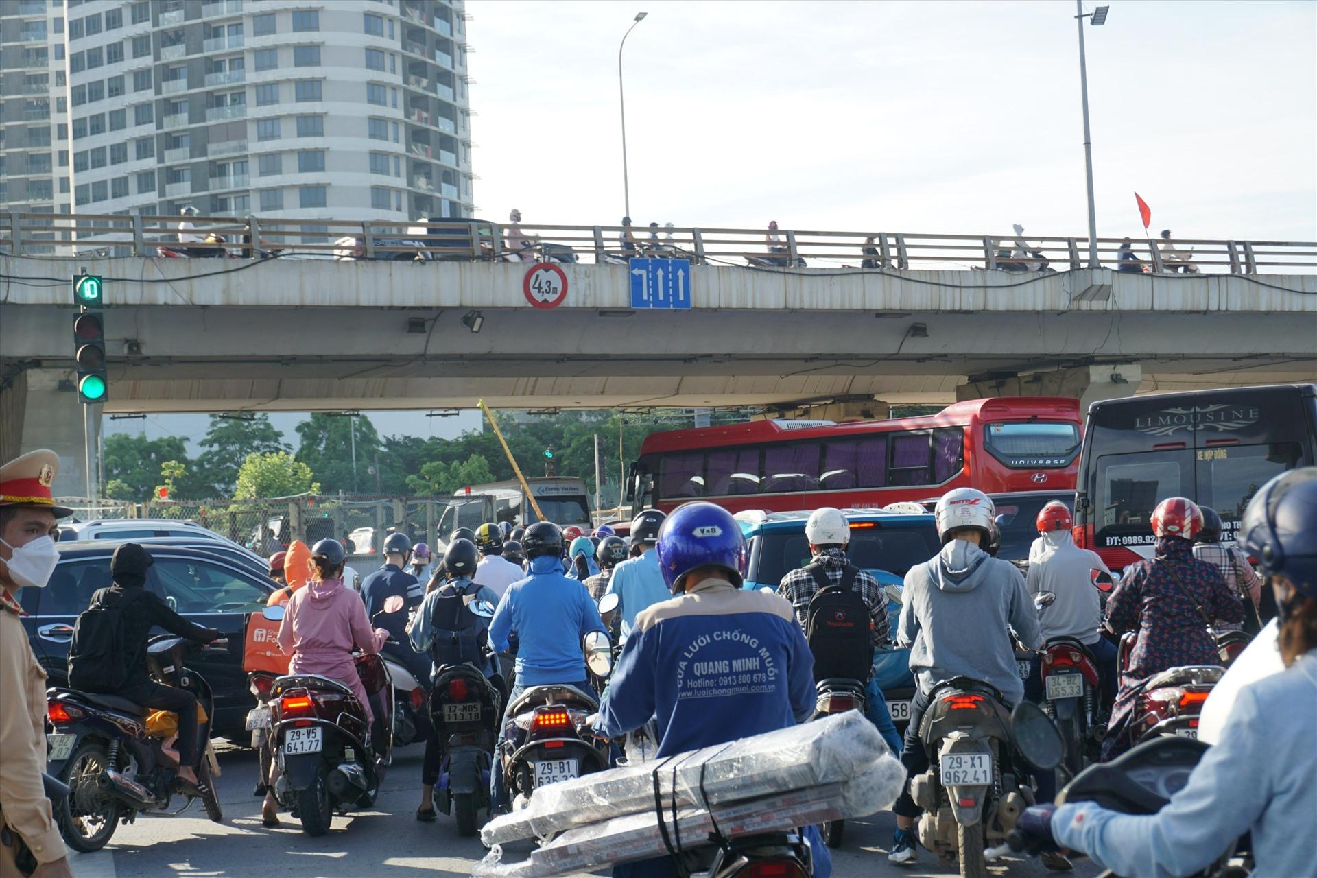 Dù đèn tín hiệu đã chuyển sang màu xanh nhưng người dân vẫn không thể di chuyển. Ảnh: Phương Anh