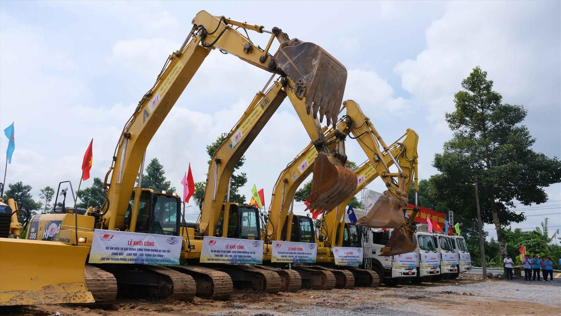 Dự án đầu tư xây dựng đường bộ cao tốc Châu Đốc - Cần Thơ - Sóc Trăng giai đoạn 1, đoạn qua địa bàn TP Cần Thơ. Ảnh: Phong Linh