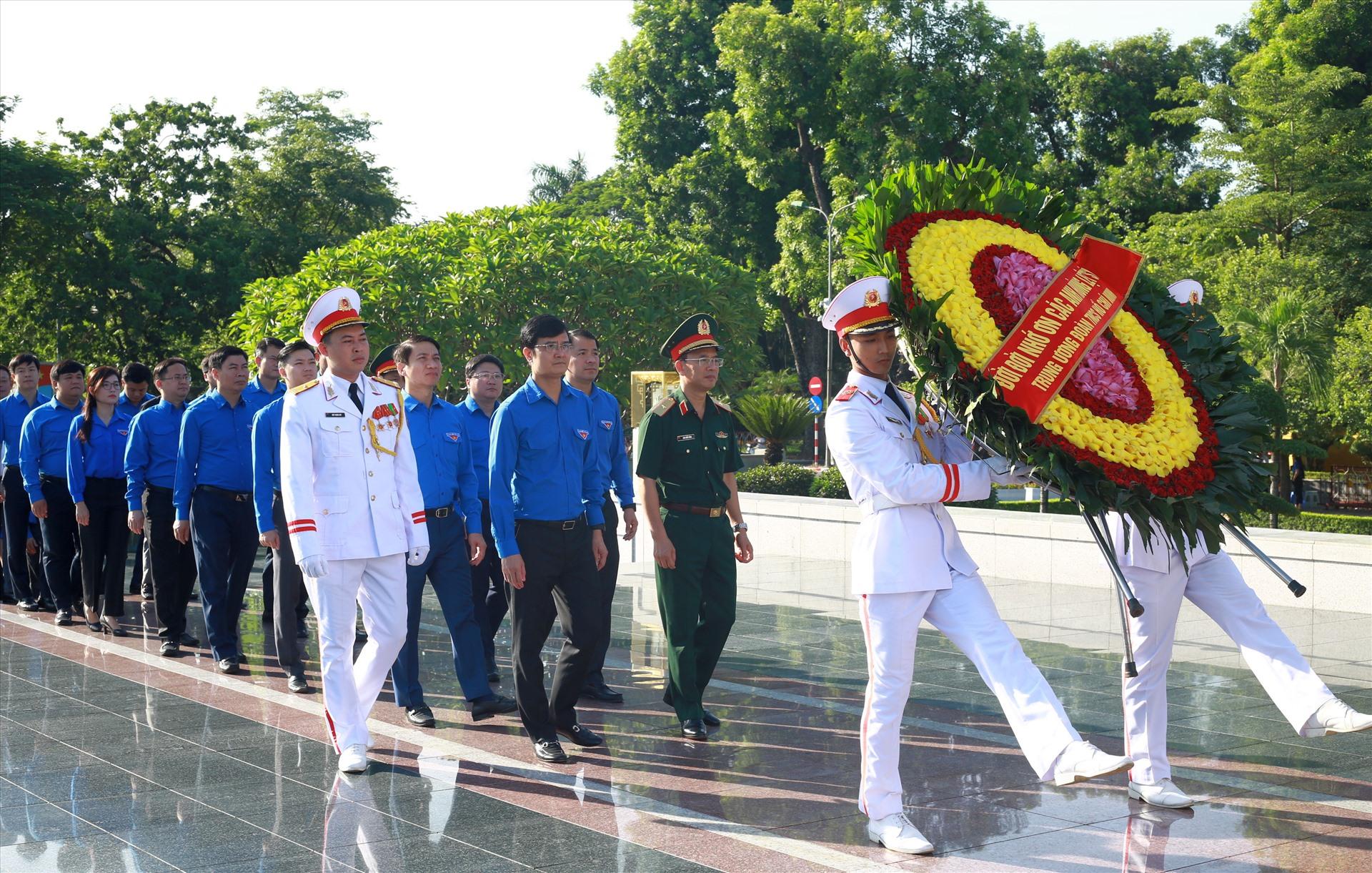 Ban Bí thư Trung ương Đoàn dâng hương tưởng niệm các anh hùng liệt sĩ