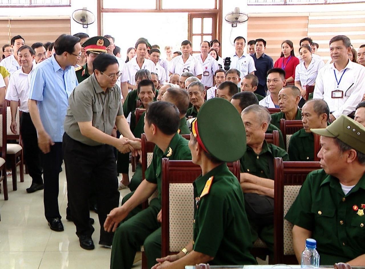 Thủ tướng Phạm Minh Chính thăm, tặng quà các thương bệnh binh tại Ninh Bình