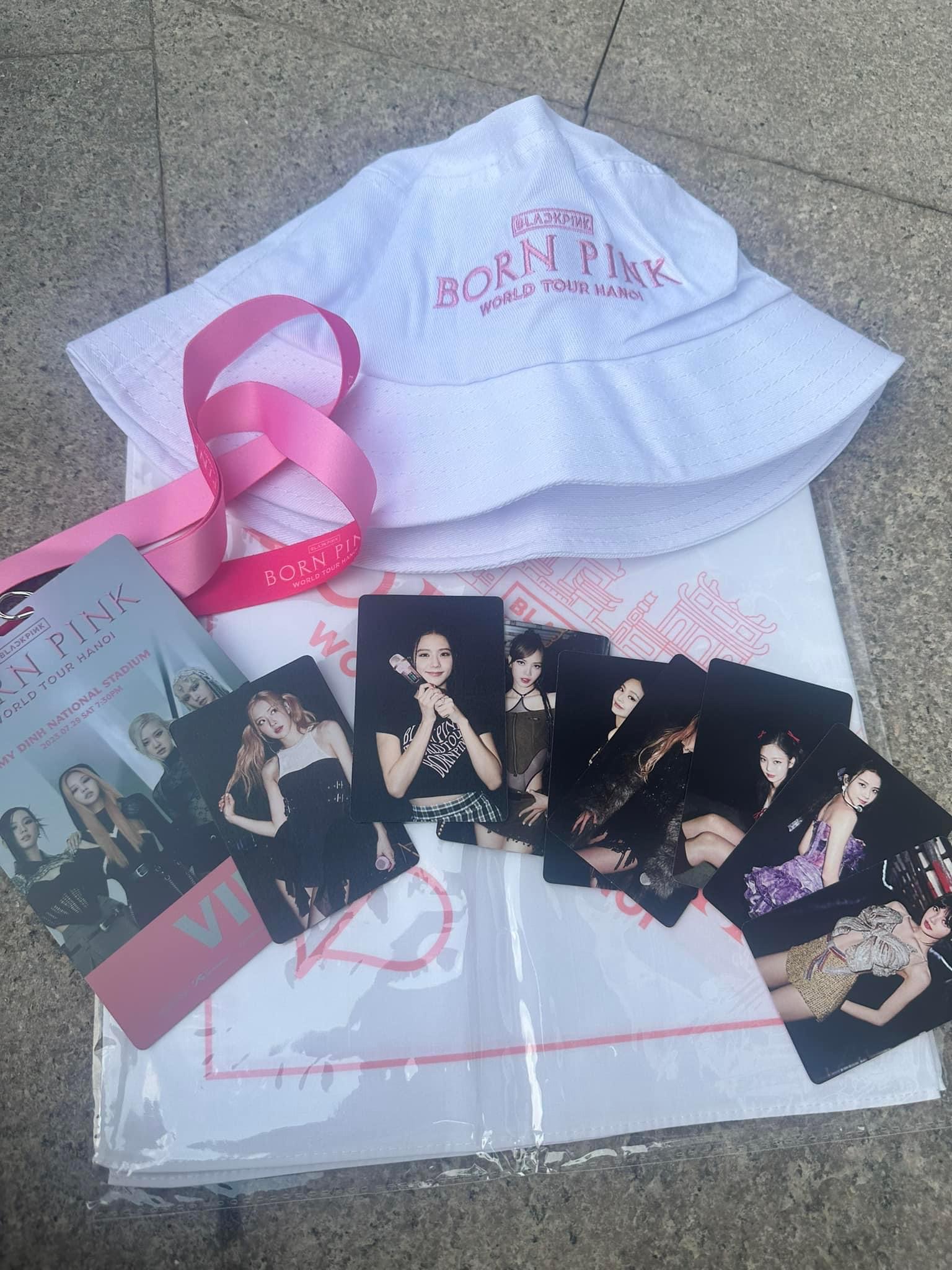 Người hâm mộ Việt Nam tìm mua các phụ kiện của Blackpink trong concert tại Hà Nội. Ảnh: Chụp màn hình