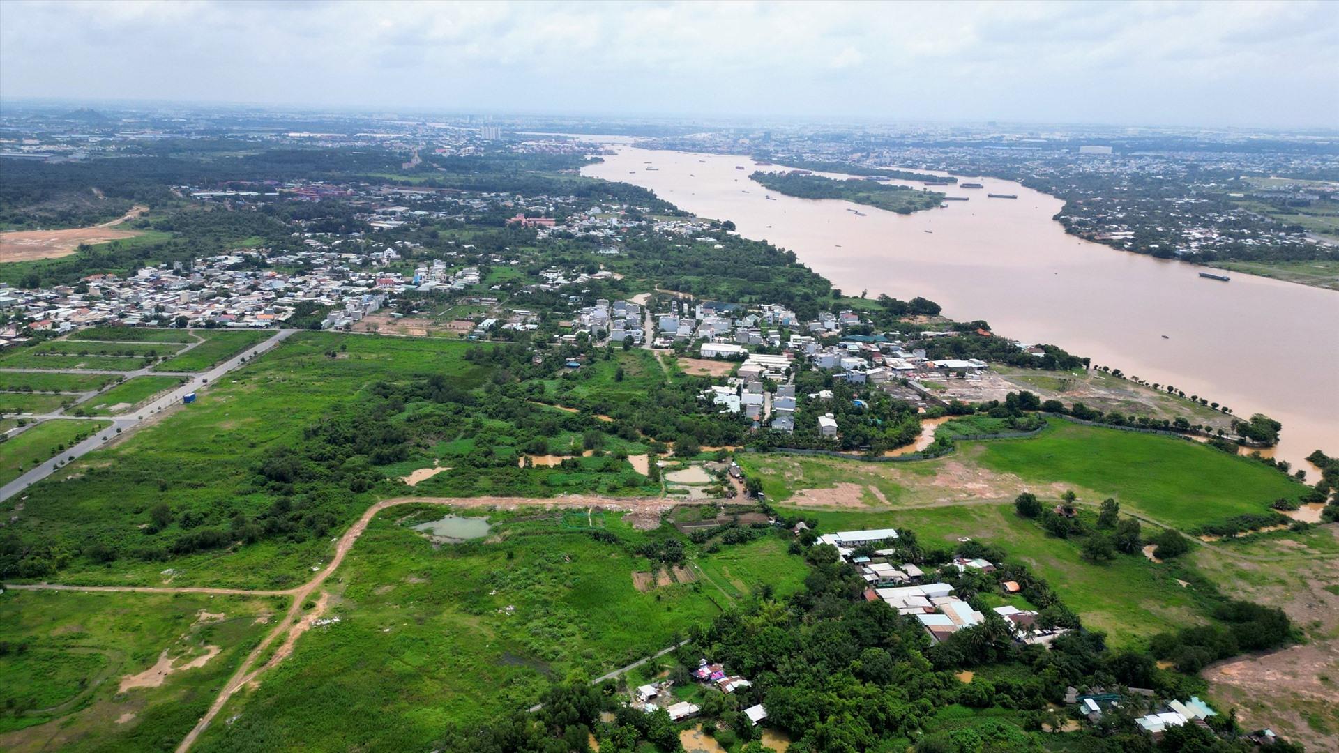 Vành đai 3 có điểm đầu tại nút giao cao tốc Bến Lức - Long Thành (huyện Nhơn Trạch, Đồng Nai); điểm cuối tại nút giao cao tốc Bến Lức - Long Thành (huyện Bến Lức, tỉnh Long An). Khi hoàn thành, vành đai này cùng cao tốc Bến Lức sẽ tạo trục giao thông bao quanh khu vực TP HCM, hạn chế xe phải chạy xuyên tâm qua nội đô. Toàn tuyến dự kiến hoàn thành năm 2026, mở ra không gian phát triển các hành lang công nghiệp, kết nối nhiều cụm cảng biển, giảm thời gian đi lại, chi phí logistics... Công trình được kỳ vọng tạo liên kết vùng, thúc đẩy phát triển Vùng trọng điểm phía Nam.