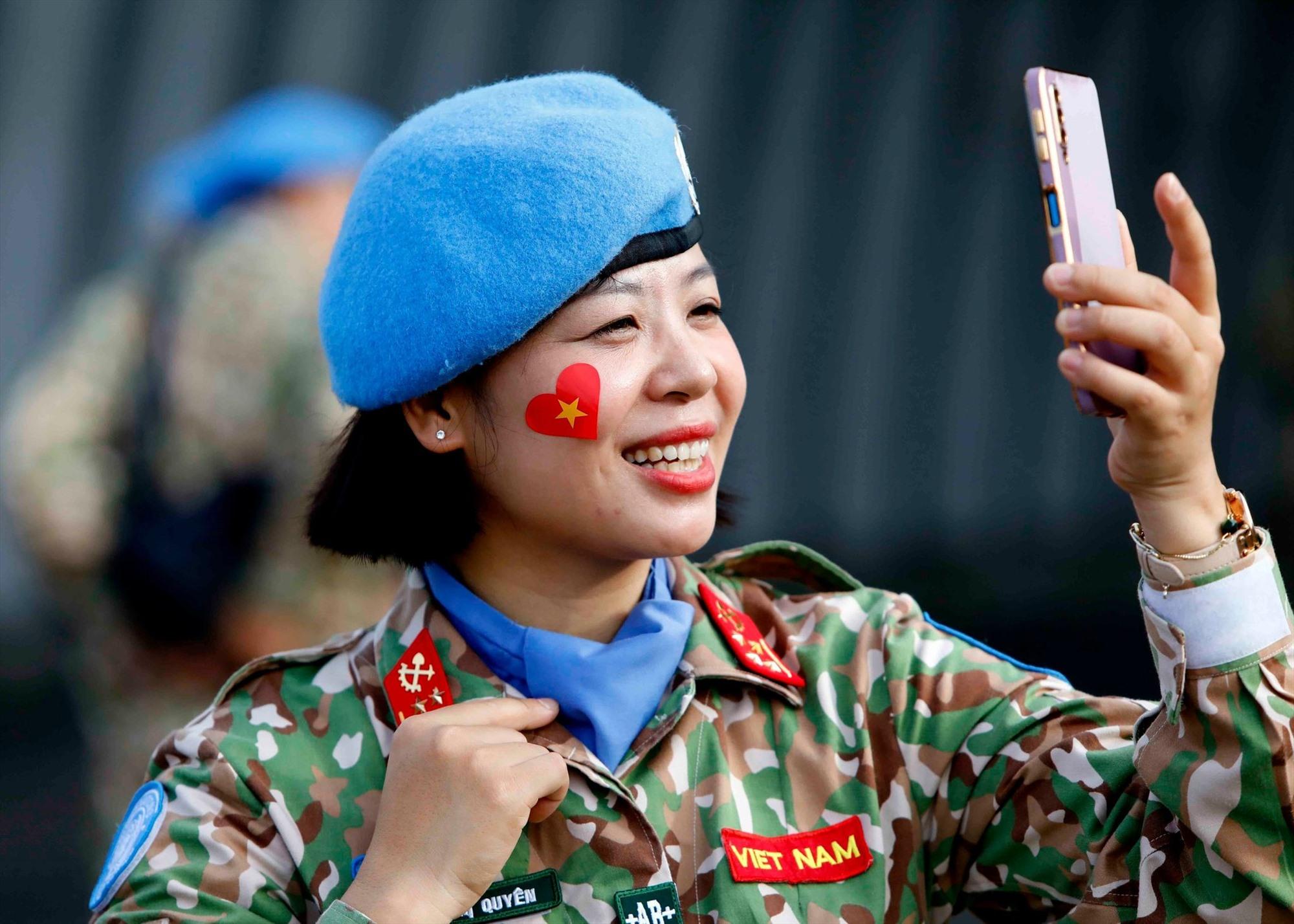 Nữ công binh chào tạm biệt gia đình, người thân trước khi lên đường làm nhiệm vụ. Ảnh: An Đăng/TTXVN