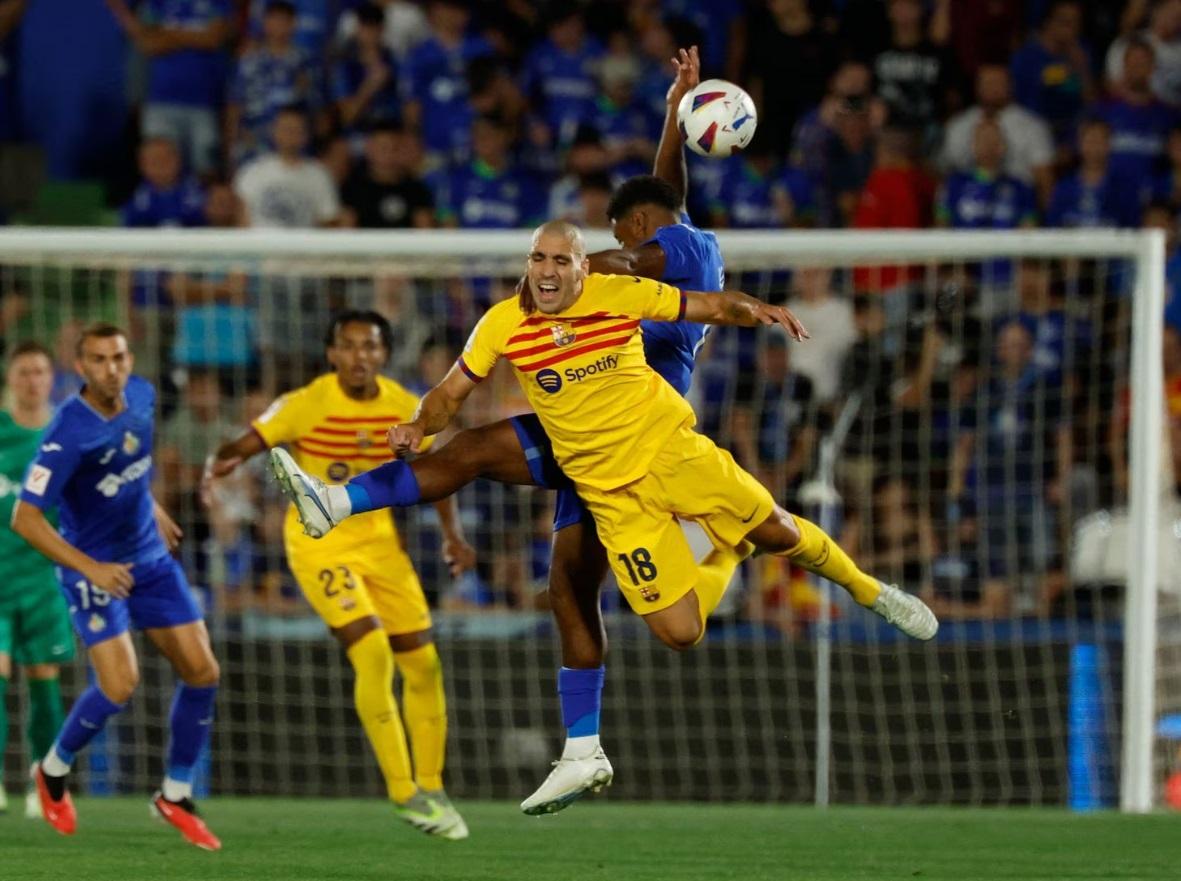 Barcelona mất điểm trong trận đấu 3 thẻ đỏ