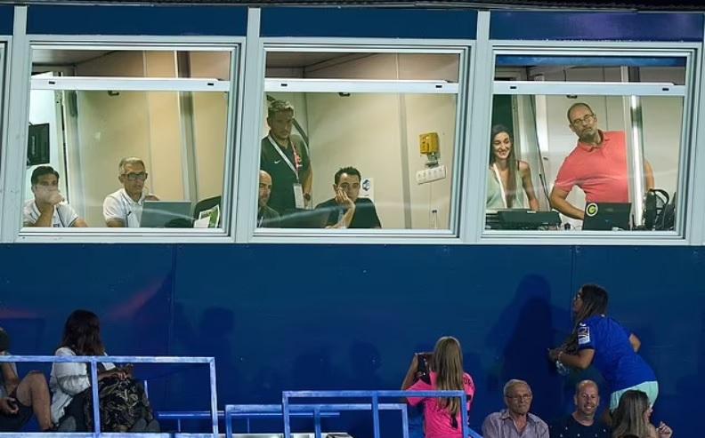 Xavi nhận thẻ đỏ và phải theo dõi trận đấu từ khu VIP trên khán đài. Ảnh: Daily Mail