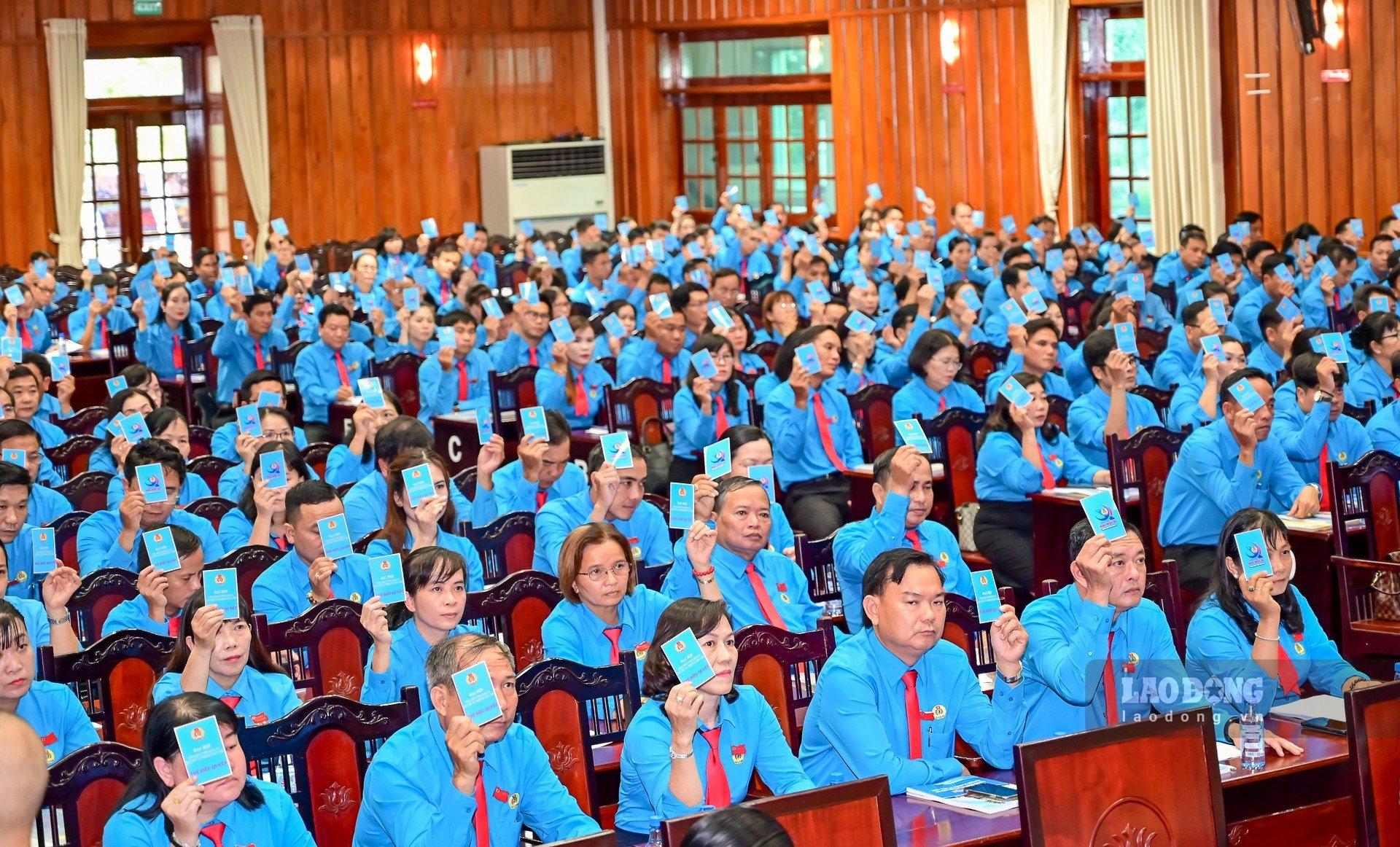 Đại biểu biểu quyết bầu Đoàn Chủ tịch, Đoàn thư ký và Ban Kiểm tra tư cách đại biểu tại Đại hội. Ảnh: Đạt Phan