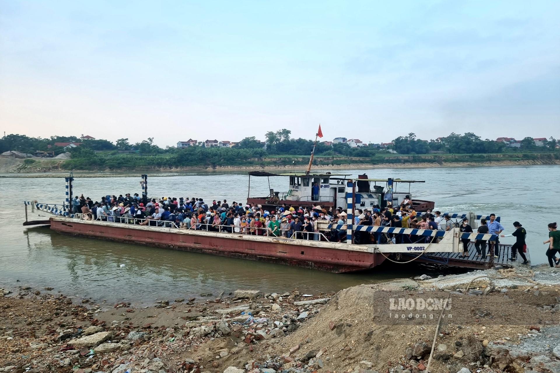 Chỉ 1 tuần nữa, bến phà Đức Bác dưới chân cầu Vĩnh Phú sẽ hoàn thành “sứ mệnh lịch sử“, dừng hoạt động sau hơn 2 thập kỷ phục vụ nhân dân 2 tỉnh. Ảnh: Tô Công.