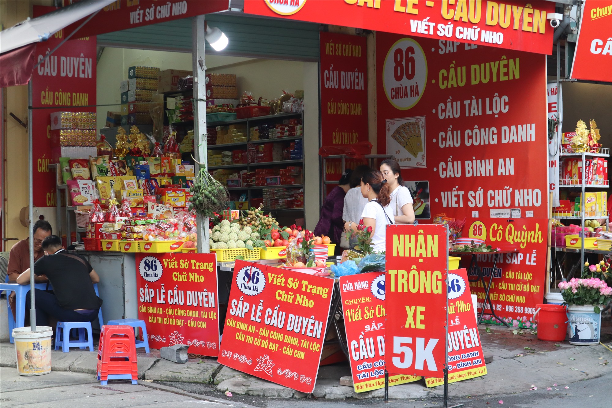 Ngay từ sáng sớm đã có rất nhiều các bạn trẻ tới sắm những mâm lễ lớn, nhỏ mang sang chùa Hà cầu duyên ngày Thất Tịch.