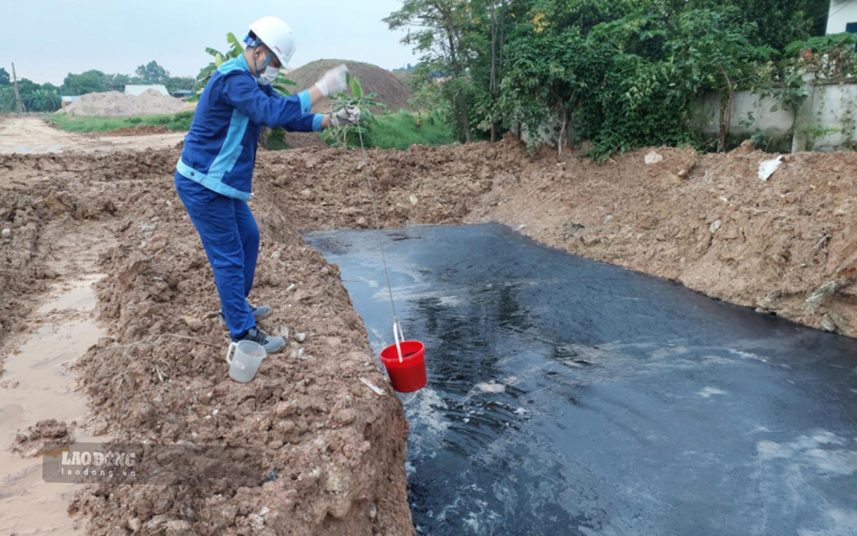 Lấy mẫu nước thải của Công ty Cổ phần Prime để tiến hành phân tích, xét nghiệm nguồn nước. Ảnh: Bảo Nguyên