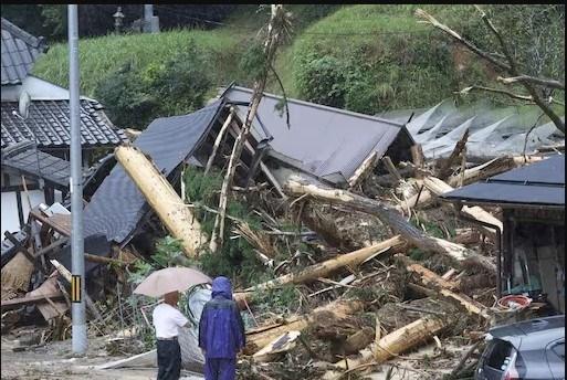 Bão Saola quét qua phía đông bắc của đảo chính Luzon, Philippines vào ngày 27.8. Ảnh: AP