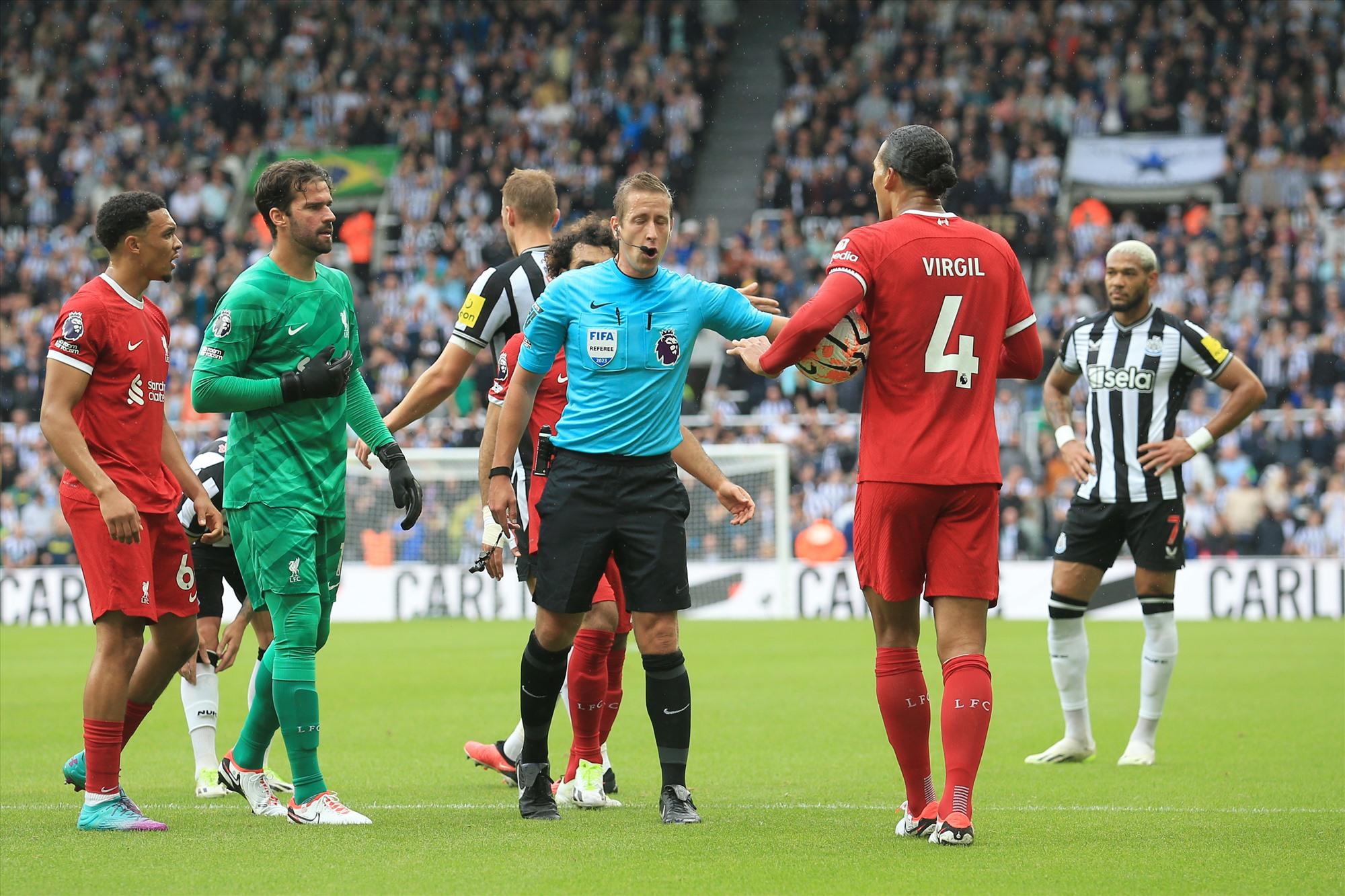 Van Dijk bị đuổi khỏi sân trong tâm thế không phục. Ảnh: AFP