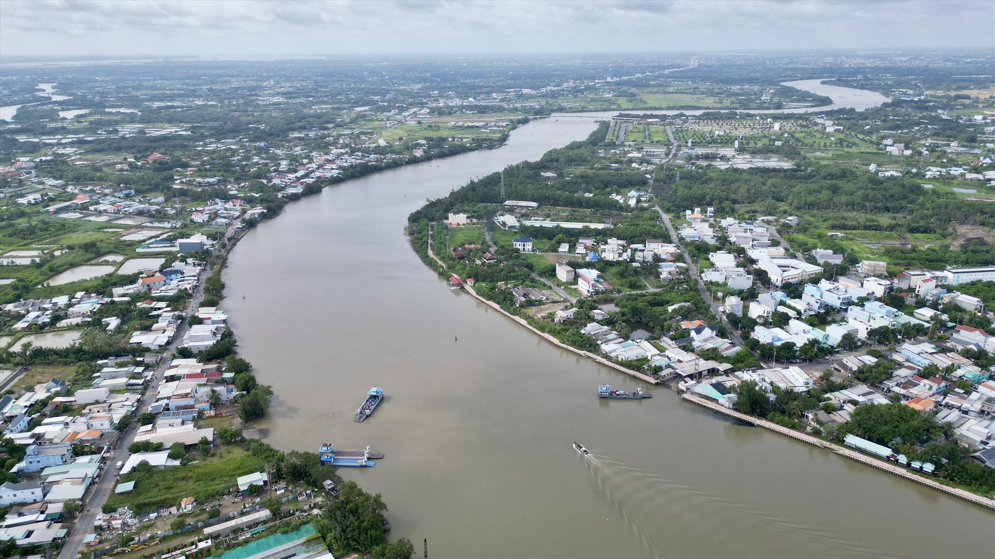 Từ bao đời qua, người dân trong huyện khi di chuyển bằng phà Tân Thanh, nối 2 bờ thị trấn Cần Giuộc và xã Phước Lại gặp nhiều bất tiện.