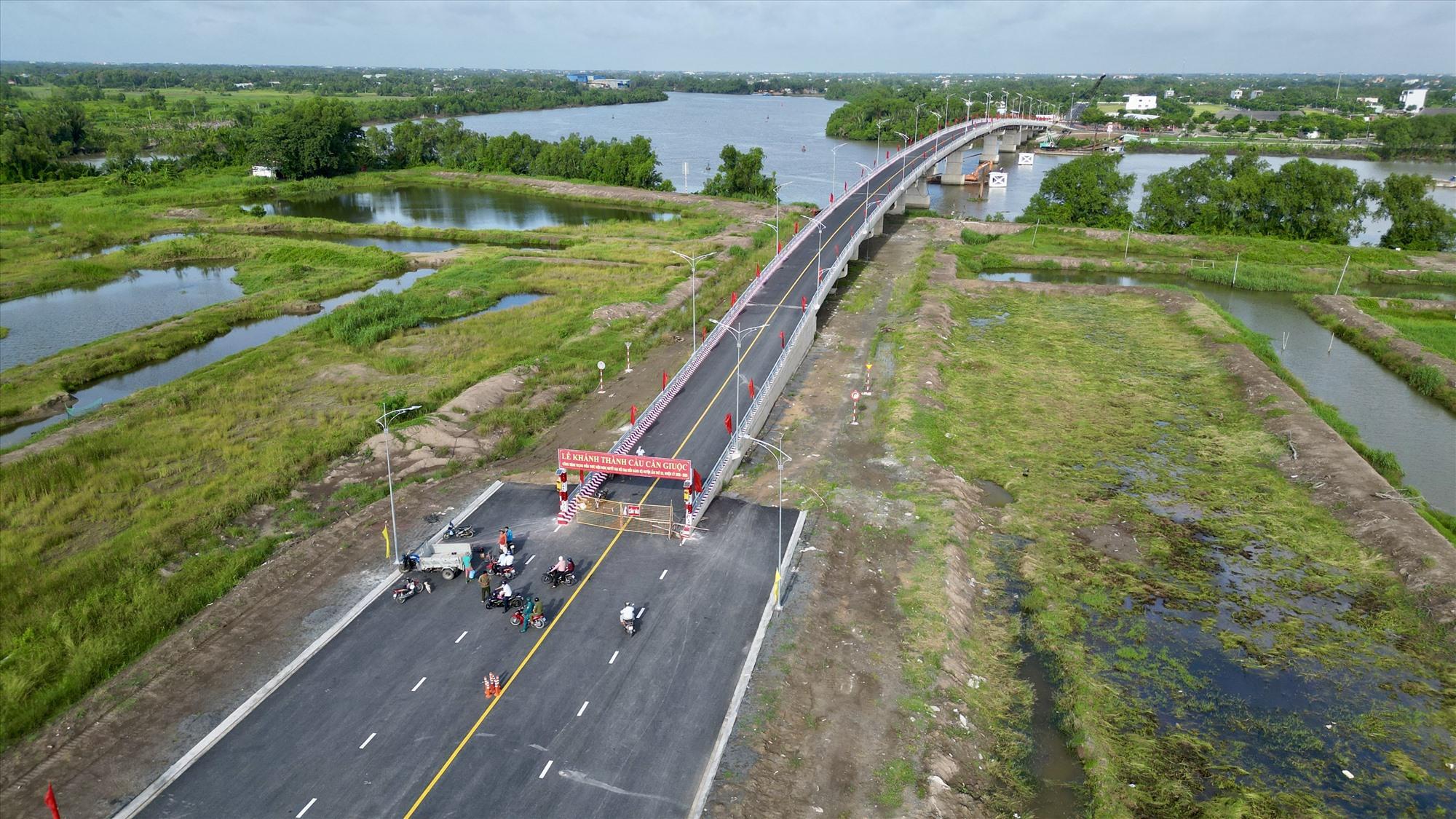 Phía bên kia, công tác chuẩn bị cho lễ khánh thành cầu vào ngày mai cũng được gấp rút triển khai.