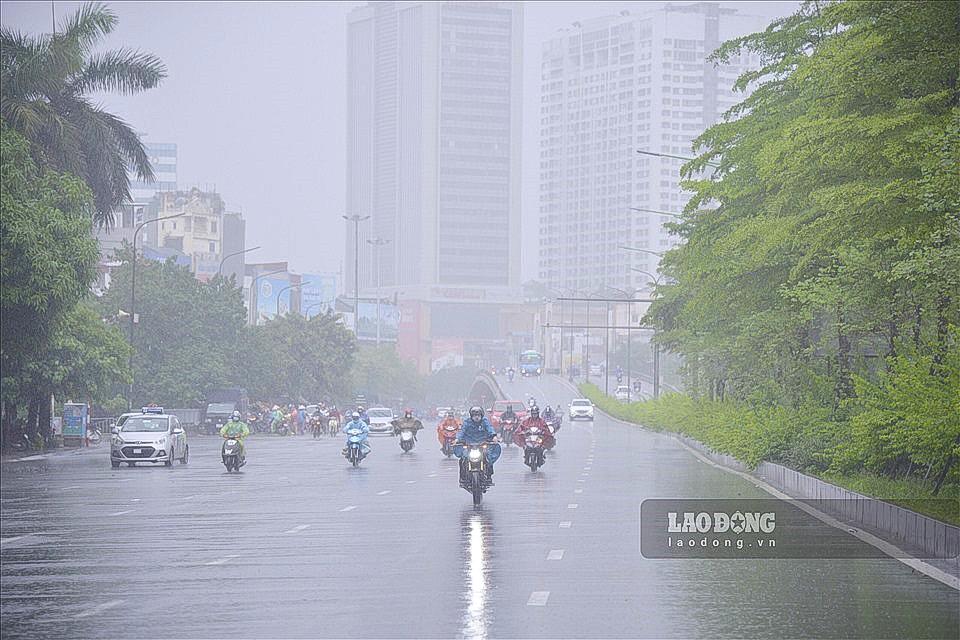 Bão Saola áp sát, cảnh báo mưa lớn tại nhiều tỉnh thành