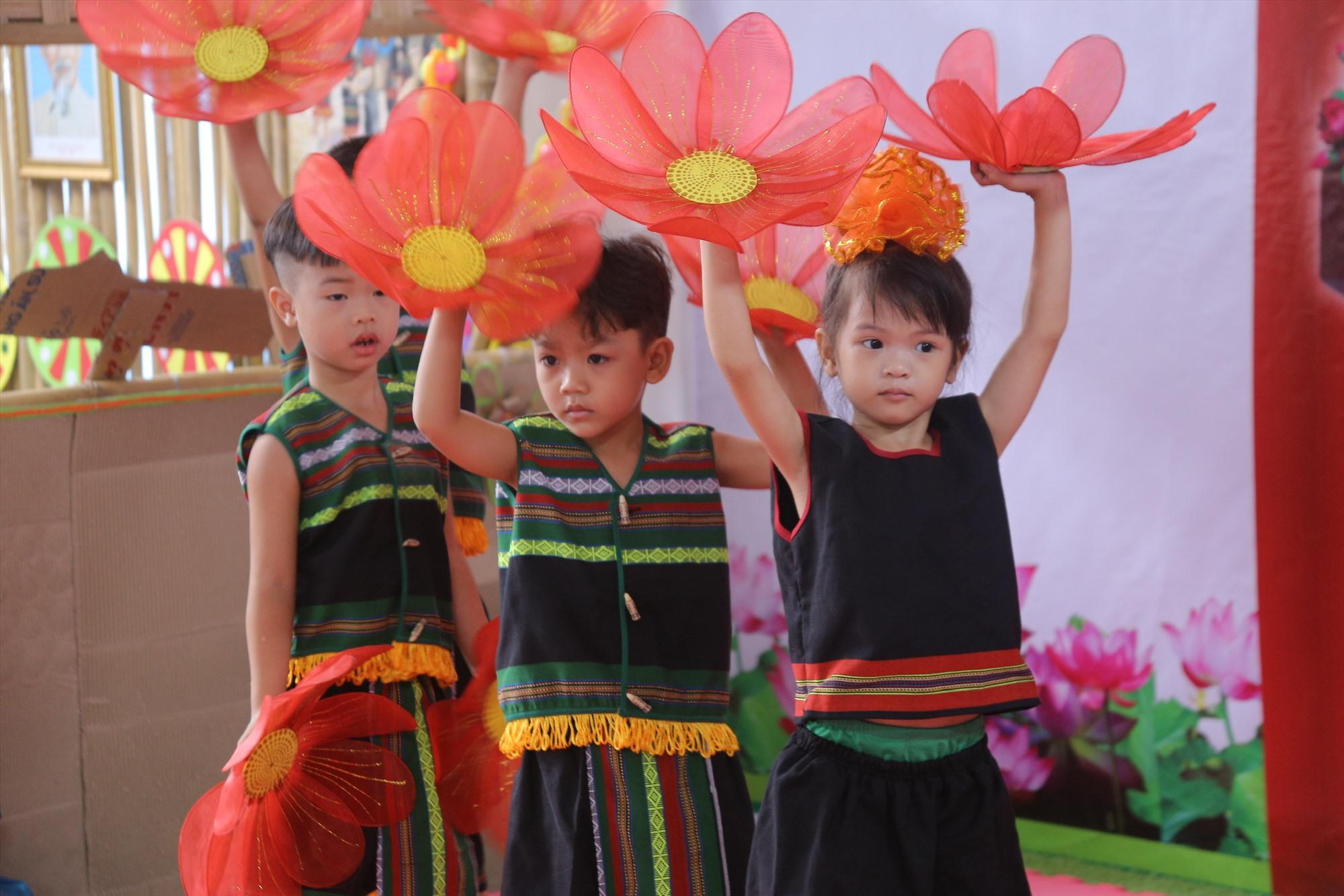 Theo cô Trần Thị Hiếu, những năm trước, ngôi trường nhỏ ở thôn Giàn Bí rất đơn sơ, có những năm hai lớp mẫu giáo lớn và nhỏ phải thay phiên nhau mới có chỗ học.