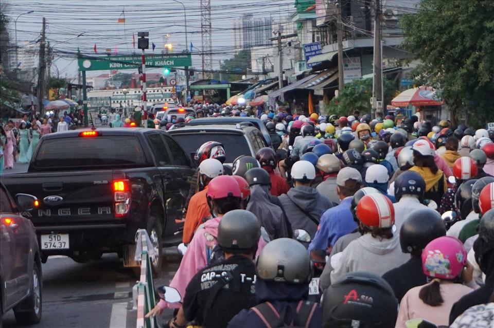 Phà Cát Lái thường xuyên ùn tắc dịp lễ, tết.  Ảnh: Minh Quân