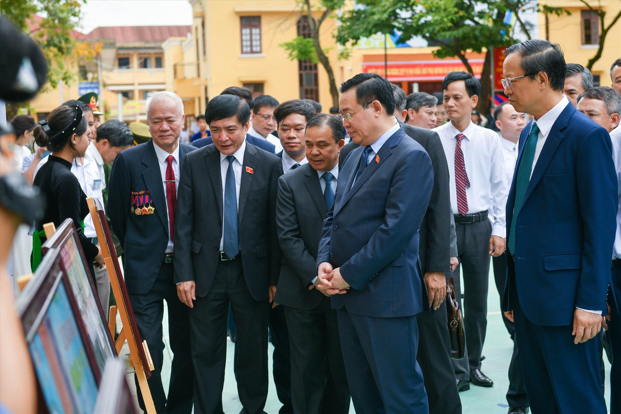 Chủ tịch Quốc hội tham quan nhà trường. Ảnh: Khánh Linh