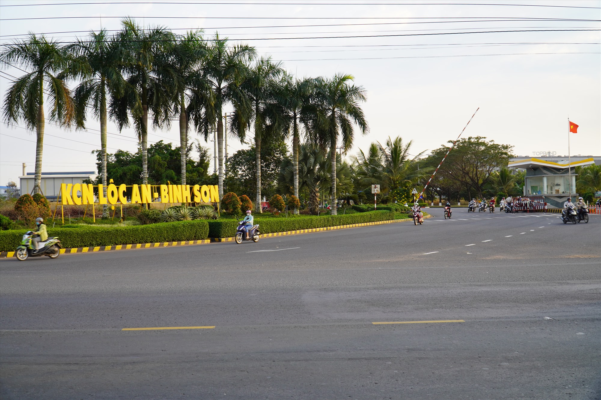 Đặc biệt, với lợi thế có sân bay Long Thành tọa lạc trên địa bàn, đô thị Long Thành cũng được định hướng trở thành thành phố sân bay, cửa ngõ quốc tế phát triển bền vững, tạo tiền đề phát triển công nghệ xanh - sinh thái thân thiện với môi trường, thích ứng biến đổi khí hậu.