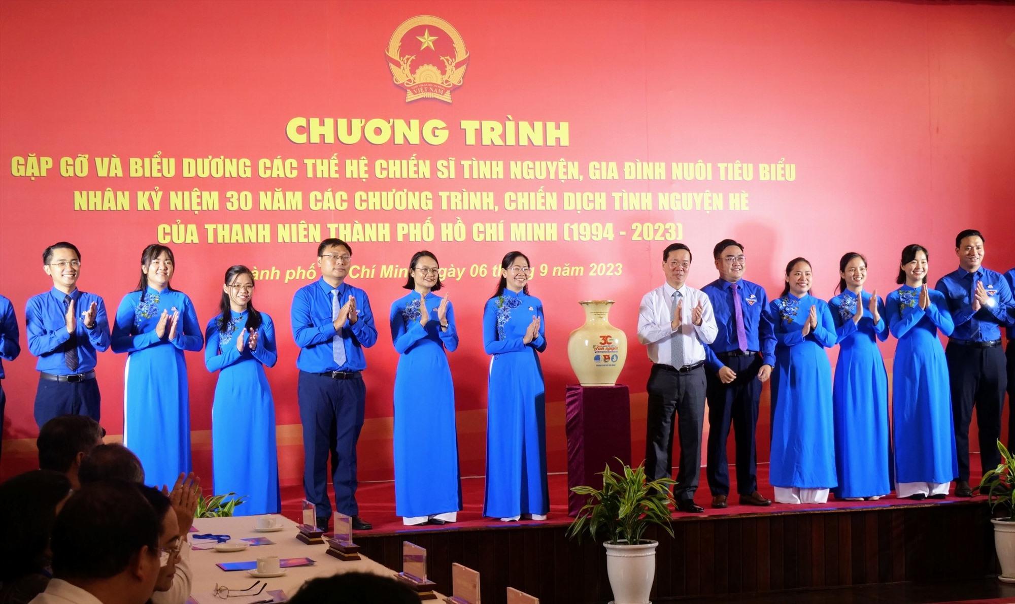 Chủ tịch nước Võ Văn Thưởng tặng quà lưu niệm cho Thành đoàn TPHCM.  Ảnh: Anh Tú