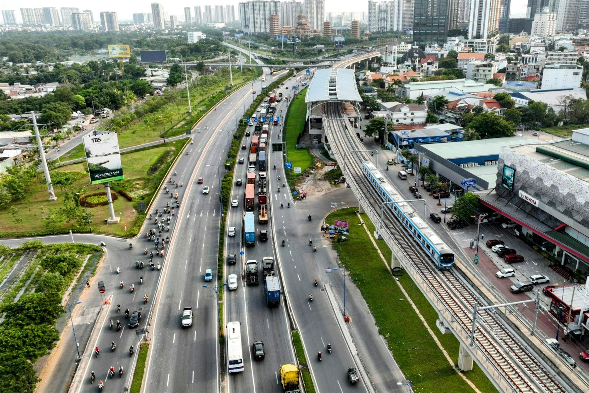 Metro số 1 sẽ vận hành thương mại năm 2024.  Ảnh: Anh Tú