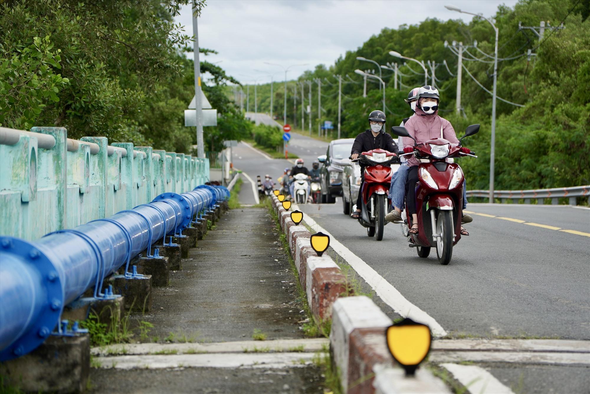 Đường Rừng Sác chạy qua 8 cây cầu. Hiện nay, hệ thống biển báo giao thông và đèn tín hiệu giao thông cũng được hoàn thiện.