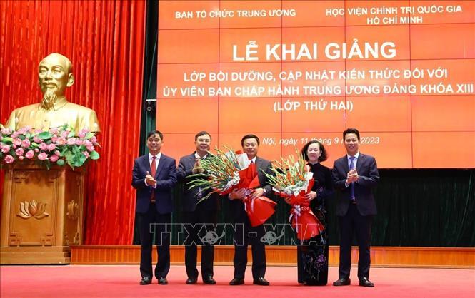 Ban Tổ chức lớp học tặng hoa Thường trực Ban Bí thư Trương Thị Mai và GS,TS Nguyễn Xuân Thắng. Ảnh: Văn Điệp/TTXVN