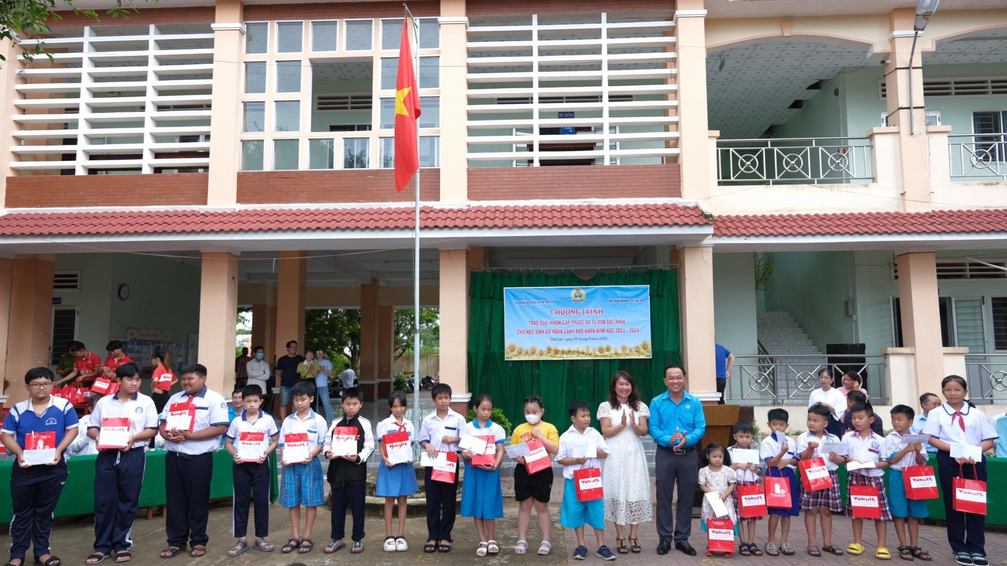 Đồng chí Nguyễn Ngọc Tấn, Phó Chủ tịch LĐLĐ TP Cần Thơ (áo xanh) tặng quà cho các em học sinh. Ảnh: Phong Linh