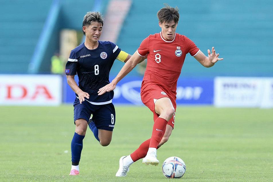 U23 Singapore (áo đỏ) có màn trình diễn thất vọng. Ảnh: Minh Phong