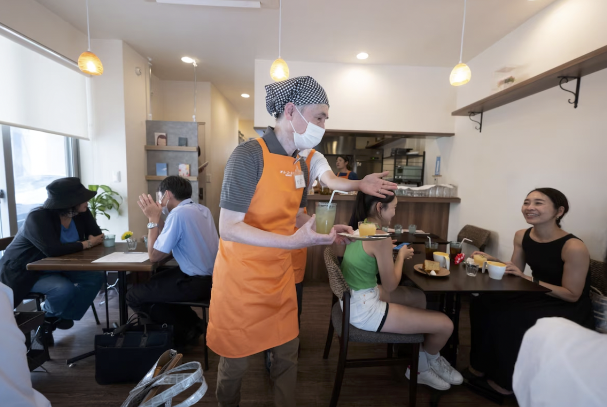 Ấm áp tình thương ở quán cà phê "đãng trí" tại Nhật: Nơi thực khách trả tiền để được phục vụ nhầm - Ảnh 4.