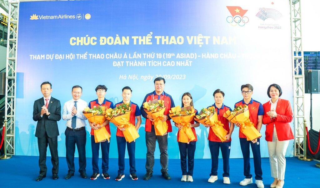 Phó Cục trưởng Cục thể dục thể thao Nguyễn Hồng Minh (thứ 2 từ trái sang) và Lê Thị Hoàng Yến (ngoài cùng bên phải) tặng hoa cho đại diện Đoàn thể thao Việt Nam. Ảnh: Bùi Lượng