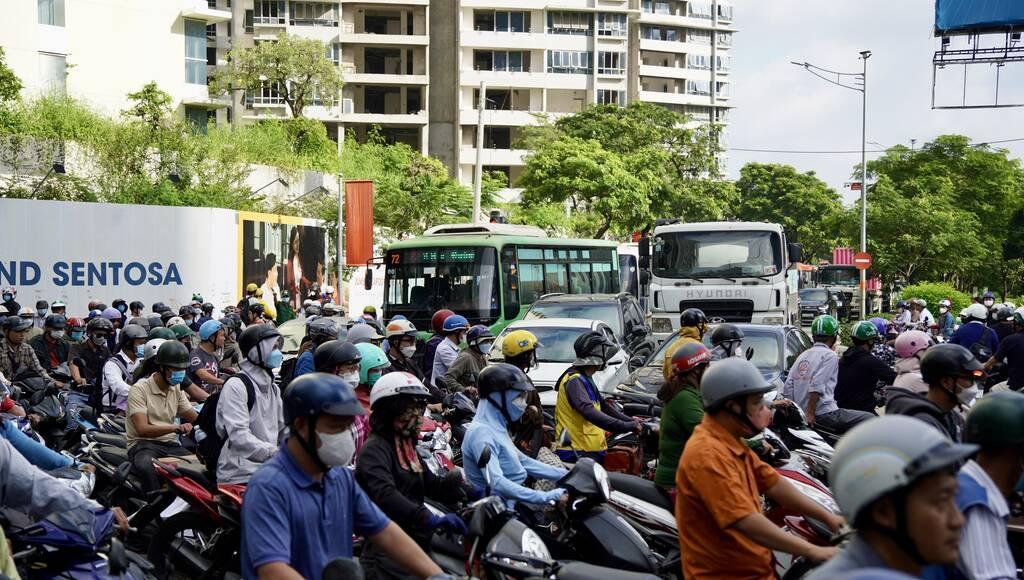 “Với mục đích muốn dự án được thông qua càng sớm càng tốt, không loại trừ trường hợp phía chủ đầu tư tự “làm đẹp” kết quả đánh giá, cơ quan quản lý buông lỏng hoặc có lợi ích nhóm trong việc cấp phép xây dựng tràn lan” – ông Sơn nói.