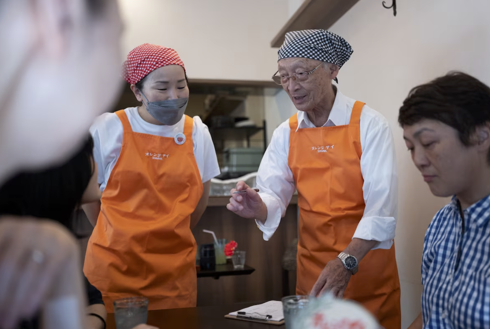 Ấm áp tình thương ở quán cà phê "đãng trí" tại Nhật: Nơi thực khách trả tiền để được phục vụ nhầm - Ảnh 1.