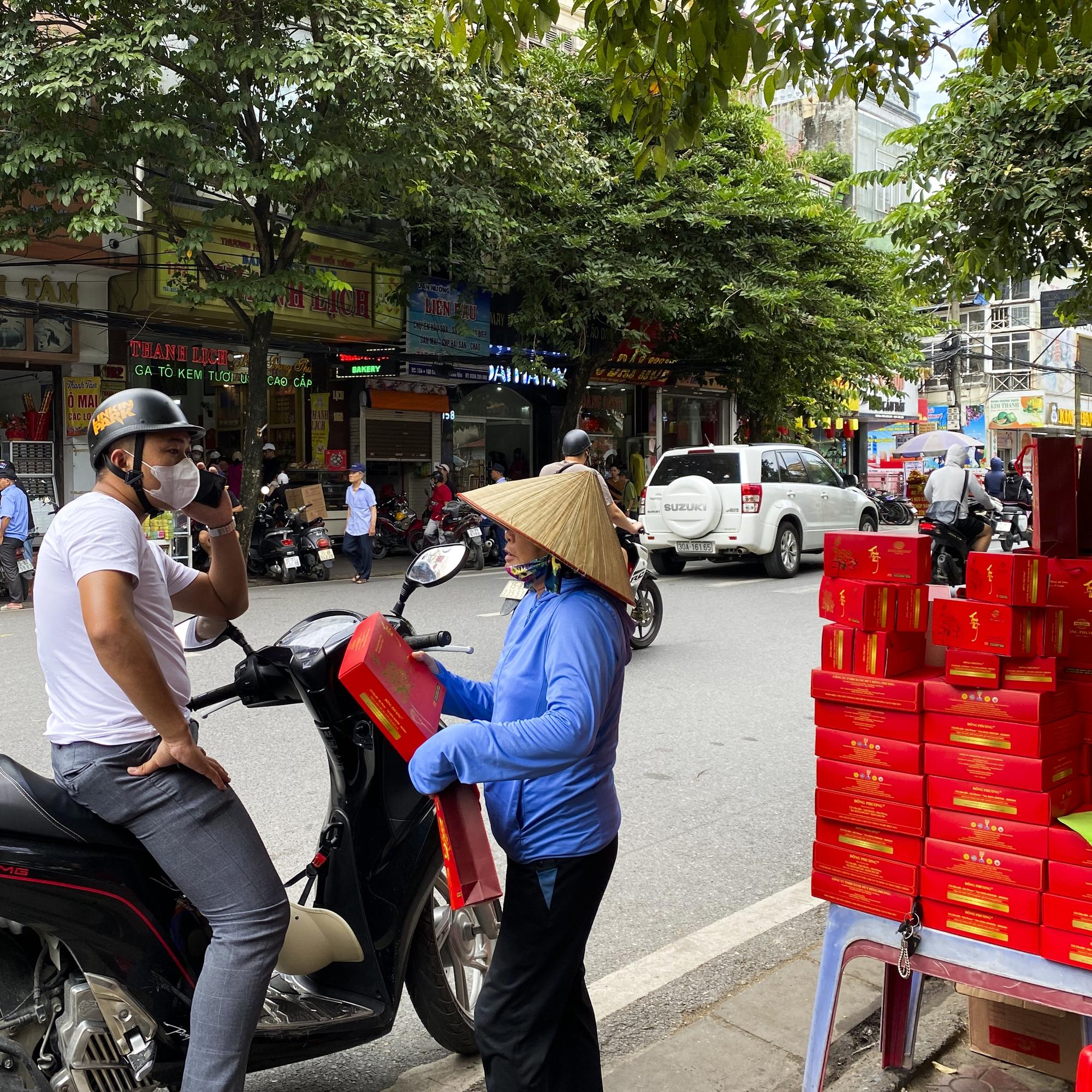 Cả gia đình tăng thu nhập mùa trung thu nhờ có thời gian rảnh xếp hàng mua bánh Đông Phương - Ảnh 5.