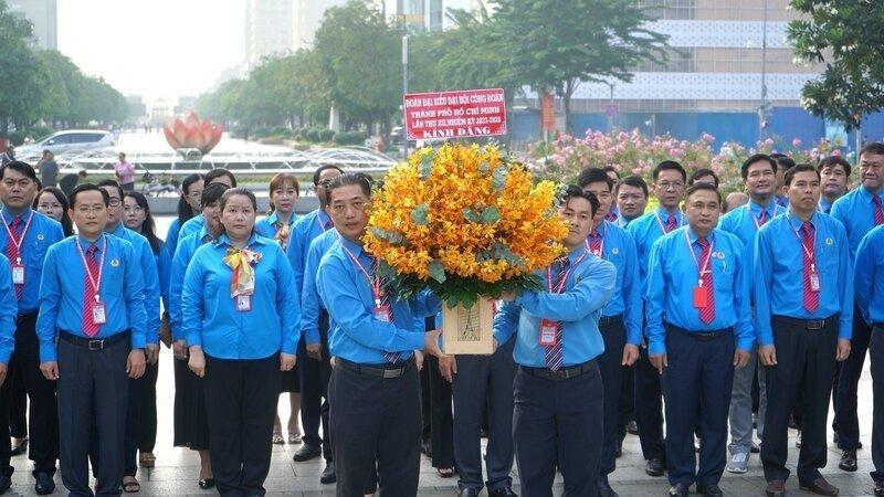 Đoàn ...dâng hoa tại tượng đài Ảnh: Phương Ngân