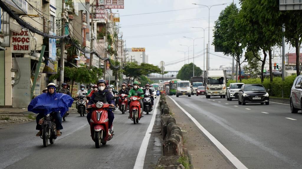 Hiện mỗi bên chỉ có 2 làn ô tô và 1 làn xe máy. Tuyến đường có mật độ xe cao và thường xuyên ùn tắc vào giờ cao điểm.