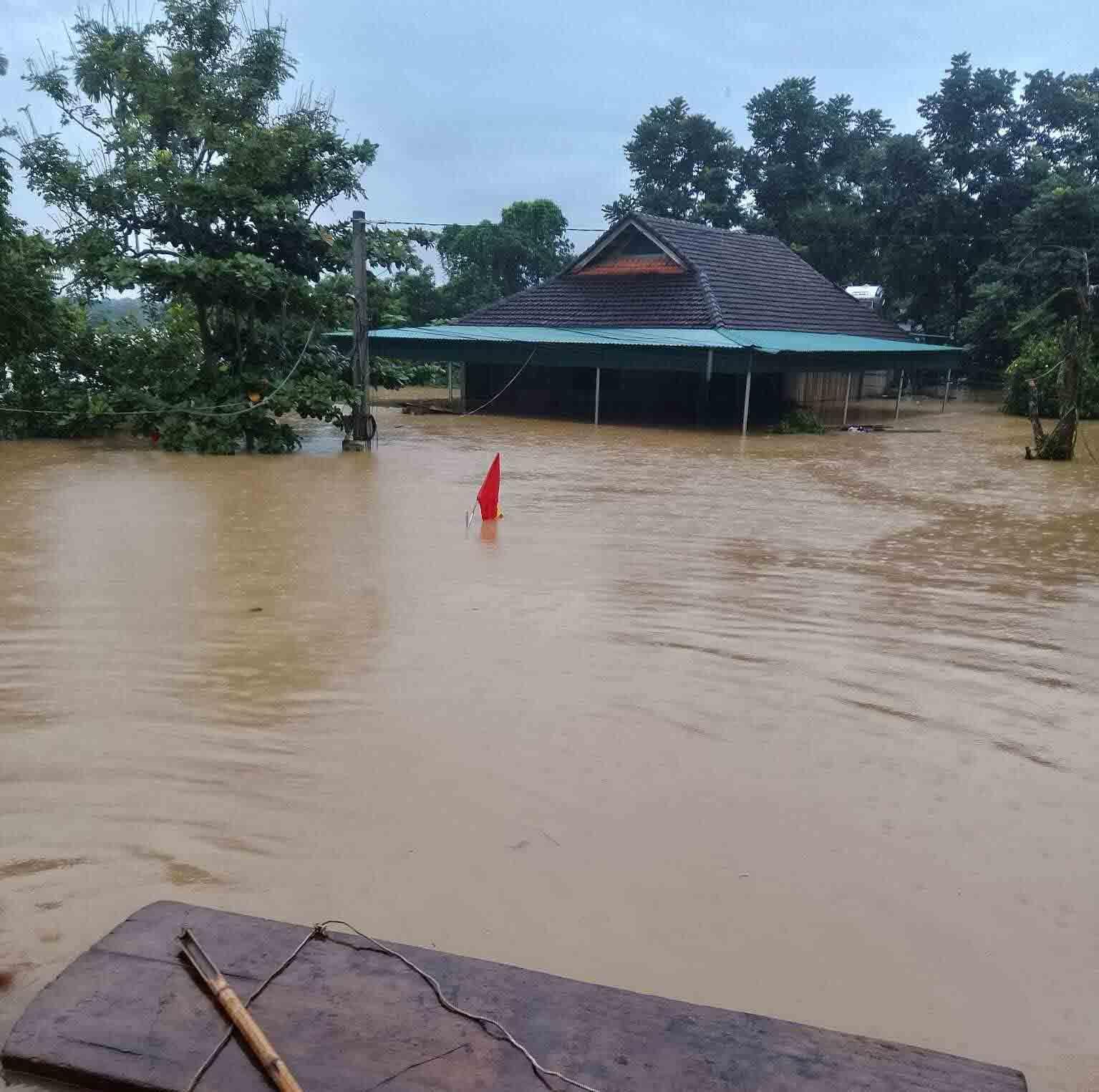 Mưa lũ gây ngập sâu ở nhiều nơi trên địa bàn huyện Quỳ Châu (Nghệ An). Ảnh: Hải Đăng