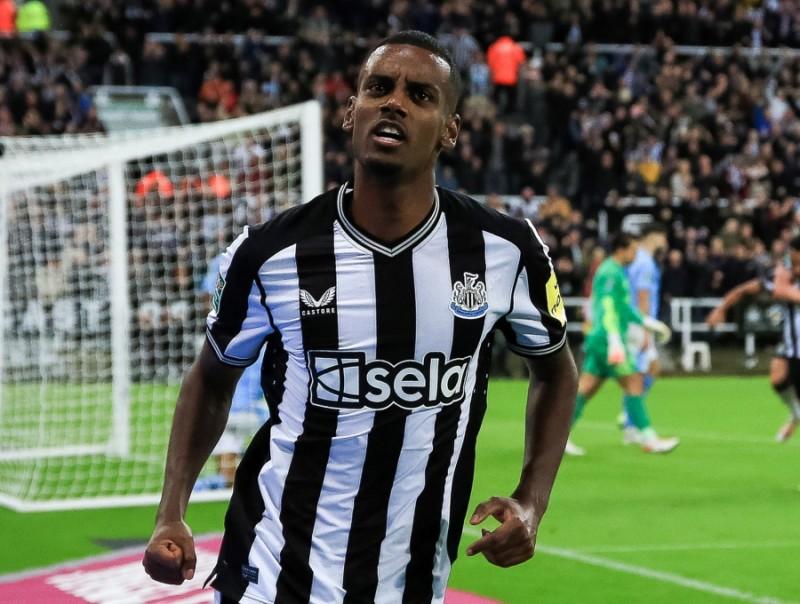 Aleksander Isak ghi bàn duy nhất giúp Newcastle loại Man City ở vòng 3 Carabao Cup 2023-2024. Ảnh: NUFC