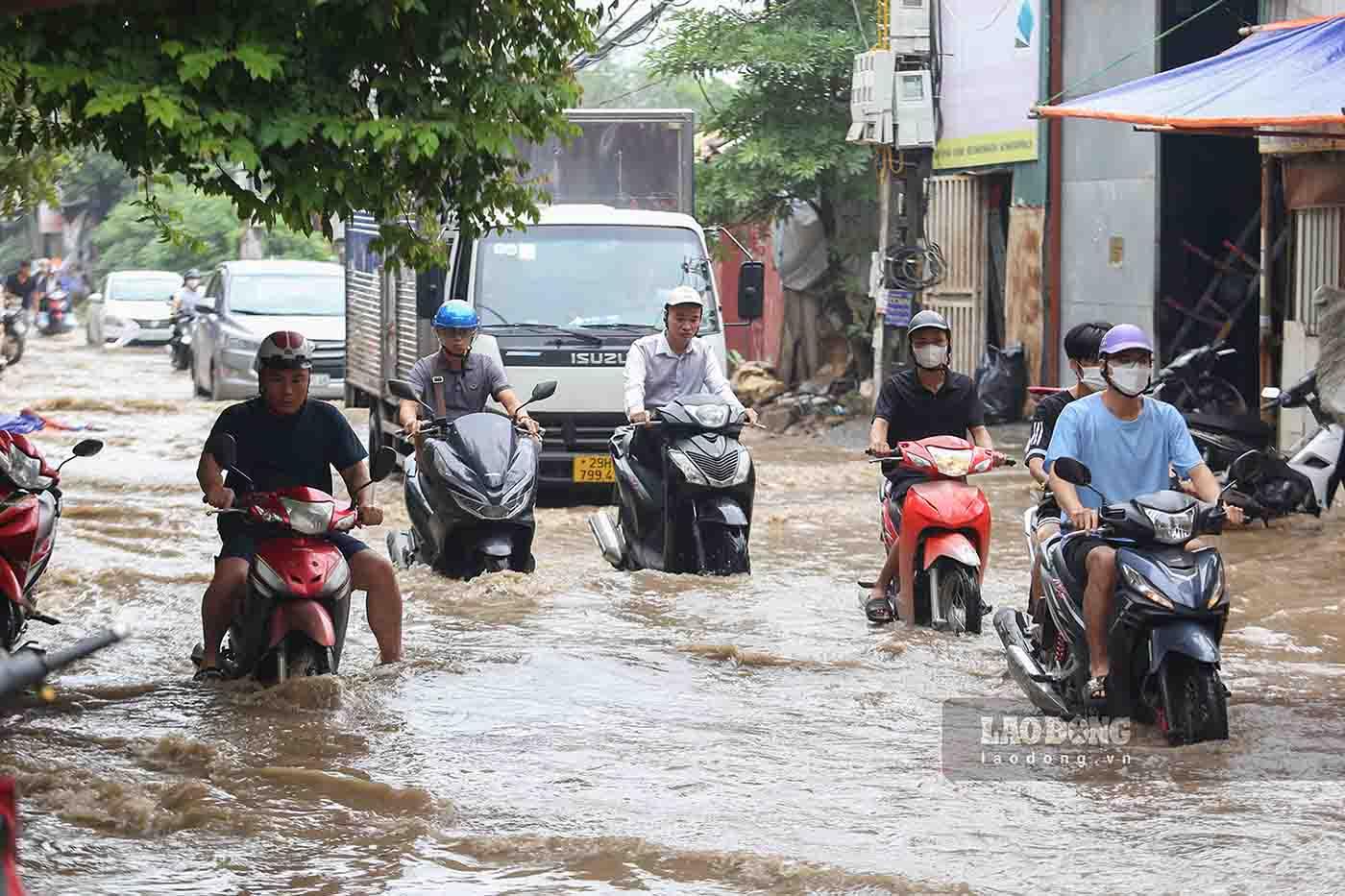 Mật độ phương tiện lưu thông trên tuyến phố này rất lớn.