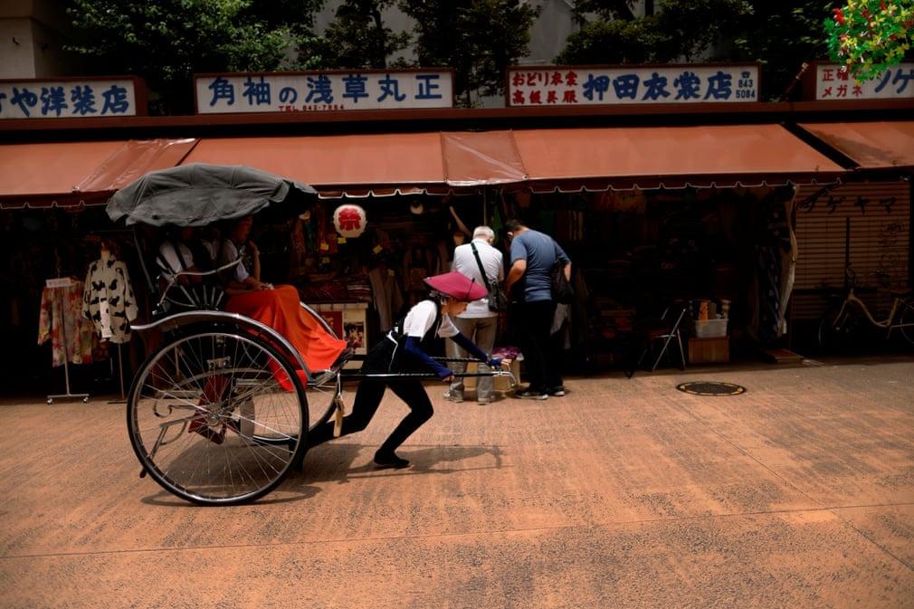 Chùm ảnh những cô gái Nhật Bản làm nghề phu kéo xe: Thân hình nhỏ bé kéo cỗ xe nặng hơn 2 tạ chở khách - Ảnh 10.