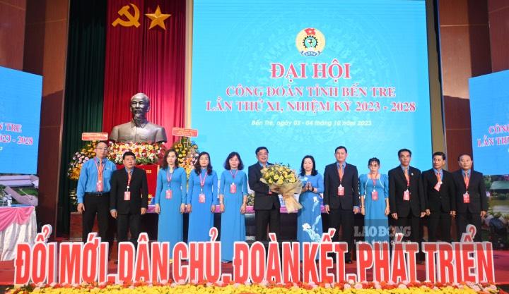 Ban chấp hành LĐLĐ tỉnh Bến Tre khóa XI, nhiệm kỳ 2023-2028 ra mắt tại Đại hội. Ảnh: Thành Nhân