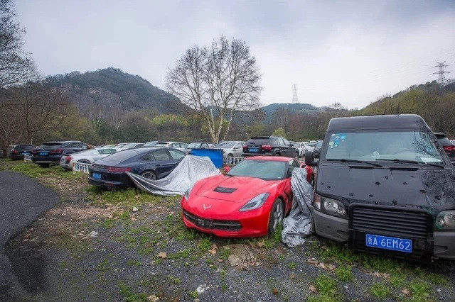 Bên trong “nghĩa địa siêu xe” tại quốc gia xa hoa nhất: Từ Rolls Royce đến Lamborghini, hàng nghìn tỷ bị thiêu đốt, mục nát trong câm lặng - Ảnh 7.