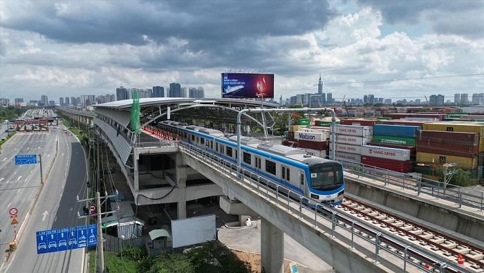 Tính đến nay, dự án metro số 1 đã đạt 96,25% tổng khối lượng dự án. Dự kiến sẽ hoàn thành xây dựng vào cuối năm 2023 và đưa vào khai thác thương mại trong năm 2024. Ảnh: Anh Tú