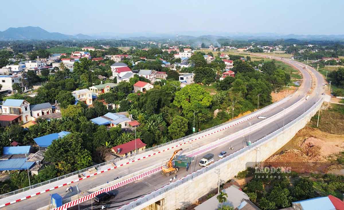 Ông Dương Văn Hưng (xã Huống Thượng, Đồng Hỷ) phấn khởi chia sẻ: “Cả đời người mới được chứng kiến cây cầu hiện đại nối đôi bờ sông Cầu thế này, người dân trước đi lại bằng cầu treo thì không yên tâm nhất là mưa bão, giờ thì hết lo lắng rồi, kinh tế địa phương cũng sẽ phát triển hơn“.