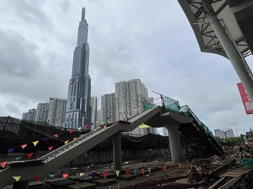 Để kết nối với 9 nhà ga trên cao, tuyến metro số 1 được thiết kế, thi công cầu bộ hành để phục vụ nhu cầu sử dụng của người dân khi đưa công trình vào vận hành khai thác. Ảnh: MAUR