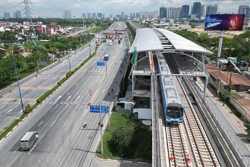 Tuyến metro số 1 có tổng chiều dài 19,7km gồm 14 nhà ga, trong đó 3 ga ngầm và 11 ga trên cao. Ảnh: Anh Tú