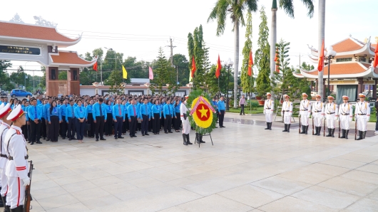 Các đại biểu viếng nghĩa trang liệt sĩ tỉnh để tri ân các anh hùng liệt sĩ.