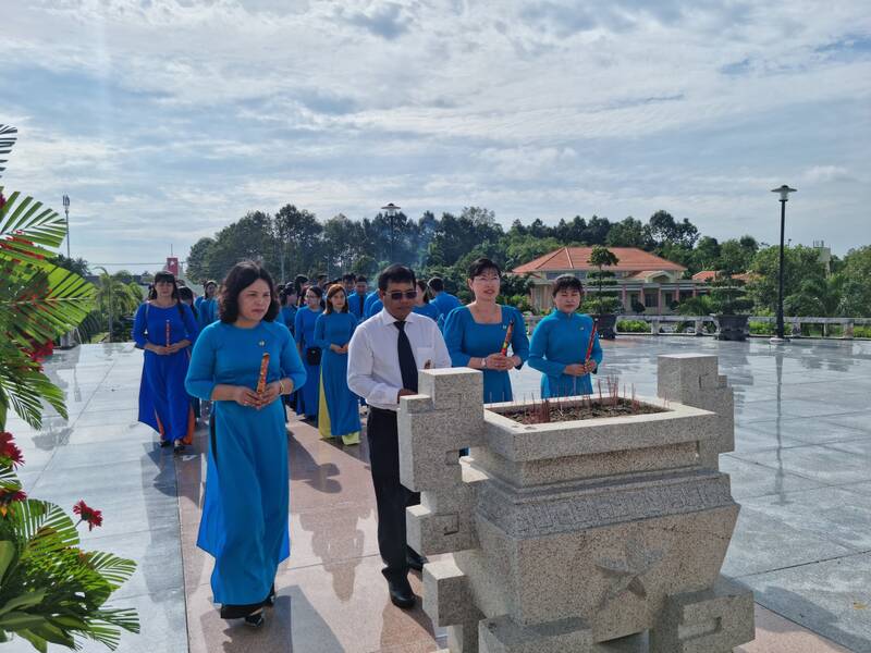 Đoàn Đại hội đại biểu Công đoàn tỉnh Trà Vinh dâng hương, dâng hoa tại Nghĩa trang Liệt sĩ tỉnh. Ảnh: Hoàng Lộc