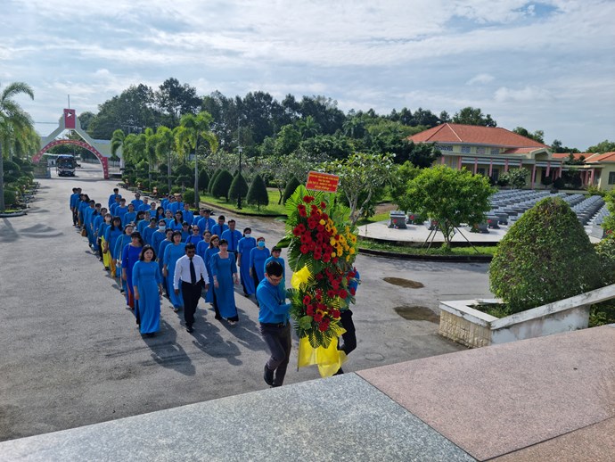 Đoàn đại biểu Đại hội Công đoàn Trà Vinh dâng hương đền thờ Bác Hồ